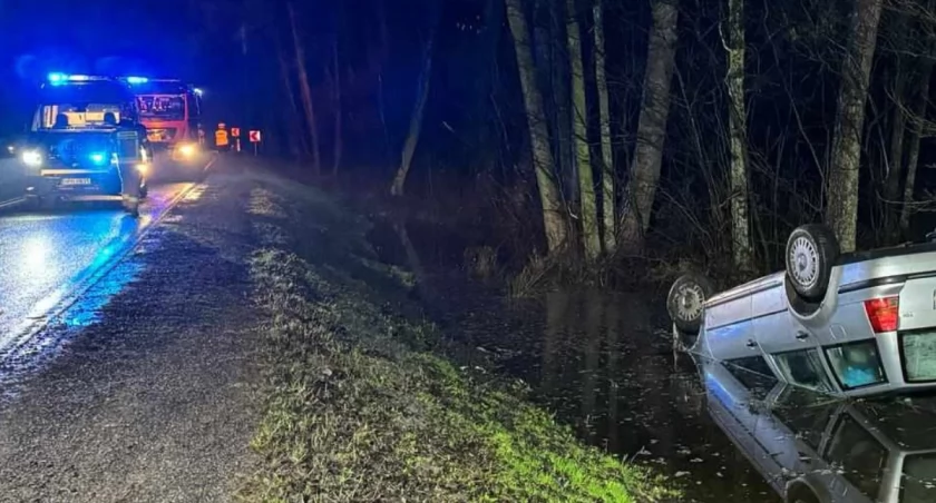 Wypadek na DK62. Auto zatrzymało się na dachu 