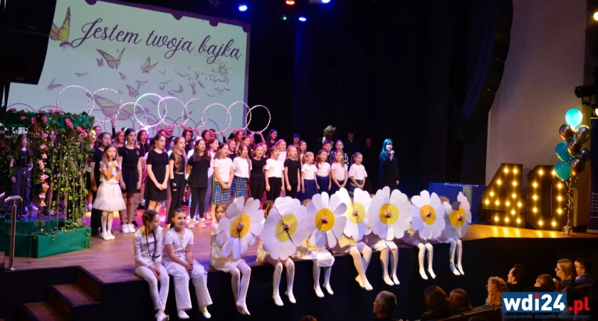 Bajkowy koncert z morałem SP nr 4. Wyróżniono najlepszych uczniów [FOTO]
