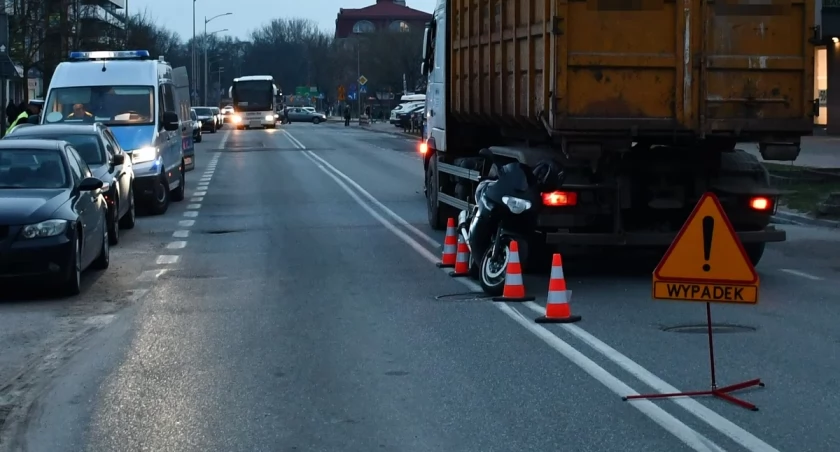 Najpierw uderzył w lawetę, potem w ciężarówkę. Motocyklista miał dużo szczęścia