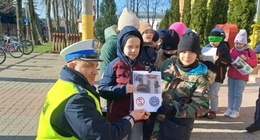 Ważna akcja policji i uczniów SP nr 2. Wspólnie uświadamiali mieszkańców