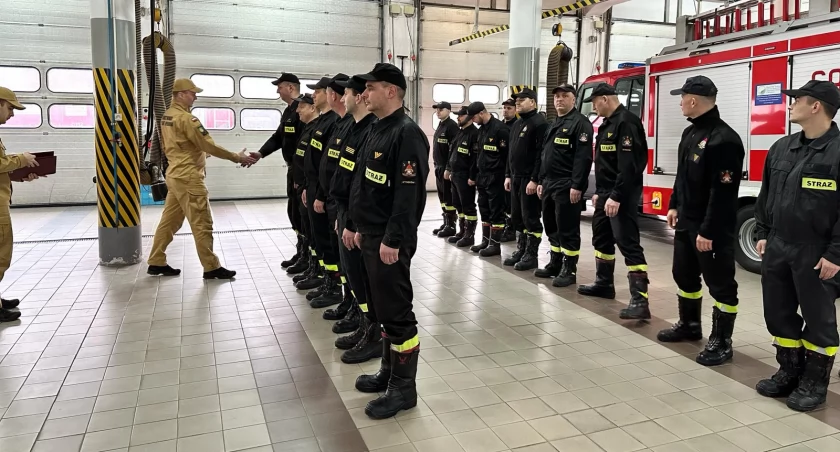 Awanse wyszkowskich strażaków. Przywitano też nowego członka jednostki