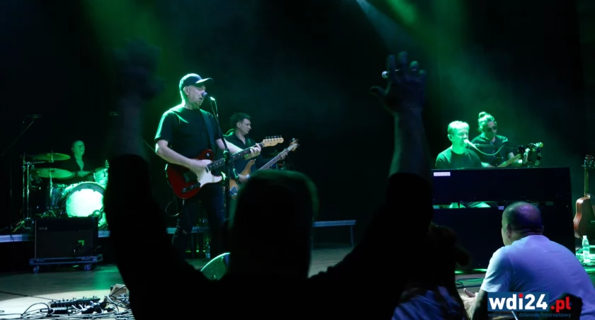 Rockowa uczta w Hutniku. Sztywny Pal Azji porwał publiczność