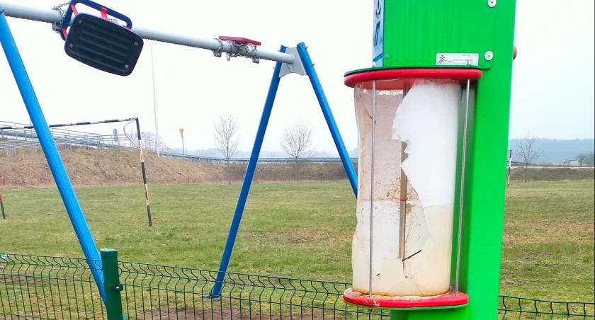 Wandale w gminie Zabrodzie. Łamią drzewa, podpalają altany 