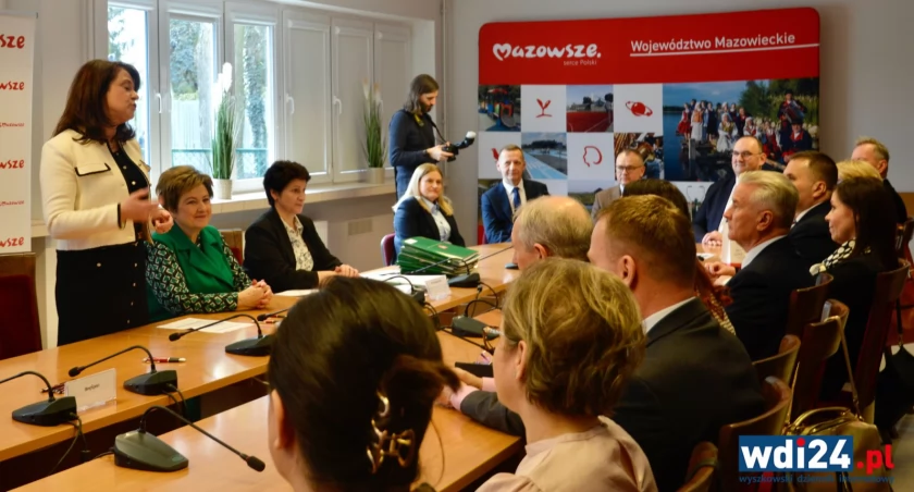43 inwestycje ze wsparciem sejmiku. Czeki odebrały wszystkie gminy 