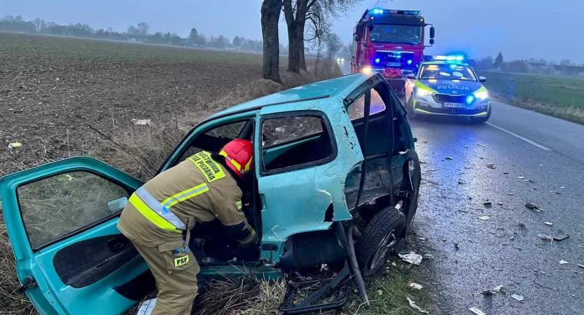 Dwa groźne zdarzenia drogowe. Jedno z aut dachowało