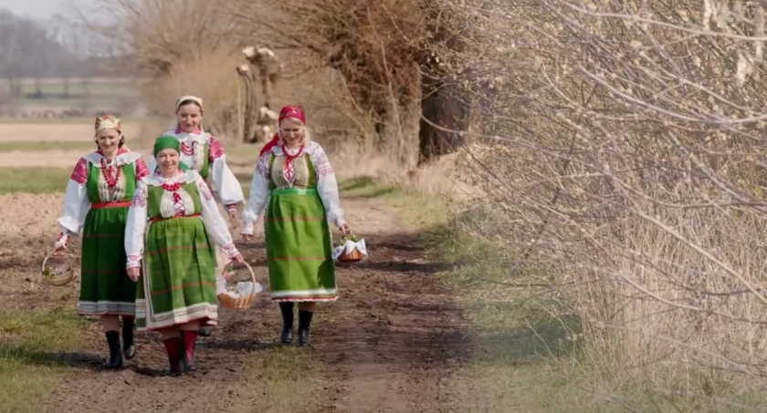 Film o oklejance kurpiowskiej z Puszczy Białej. Sceny powstawały m.in. w Jackowie Dolnym