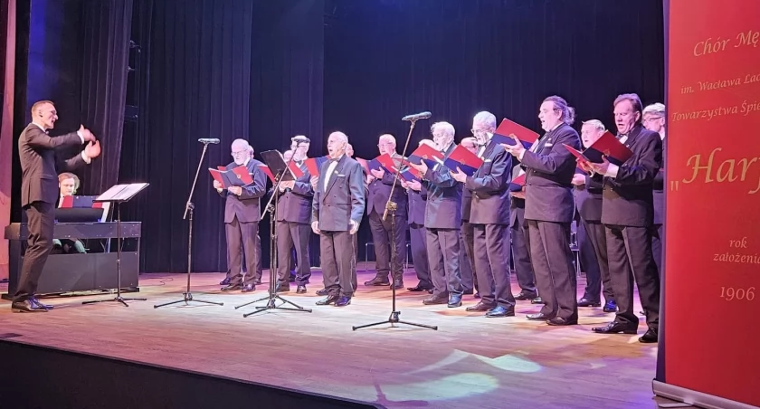 Wiosenny Koncert dla Seniorów. W WOK Hutnik wystąpił najstarszy CHÓR MĘSKI HARFA
