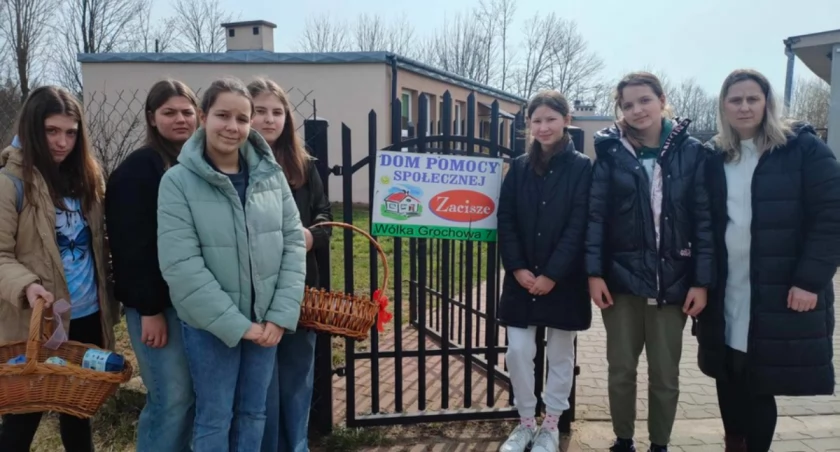 Uczniowie SP w Długosiodle ze świąteczną wizytą w DPS ZACISZE