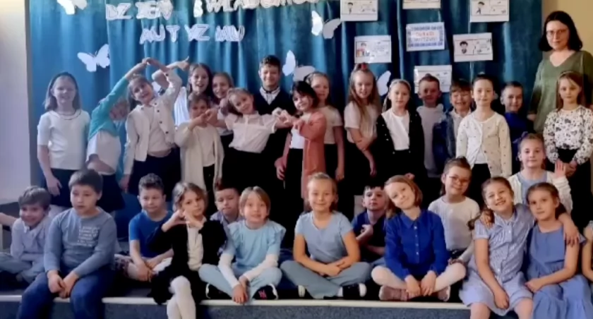Uczniowie z PIĄTKI z krótkim przedstawieniem. Wyrazili SOLIDARNOŚĆ z osobami z autyzmem
