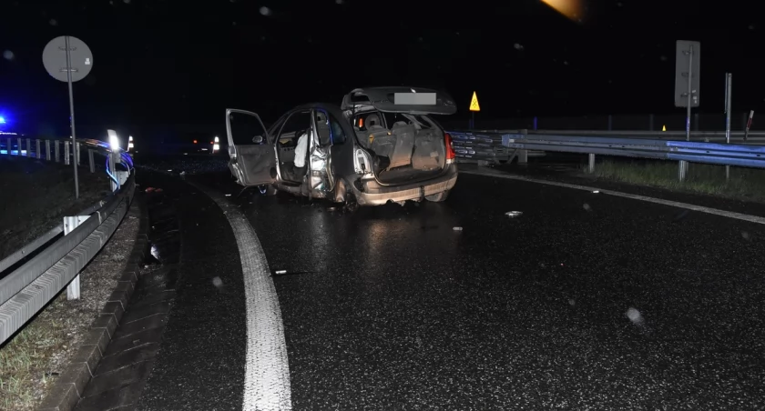Poszukiwany przez policję, z zakazem prowadzenia, pijany prowadził ukradzione auto. I to nie koniec