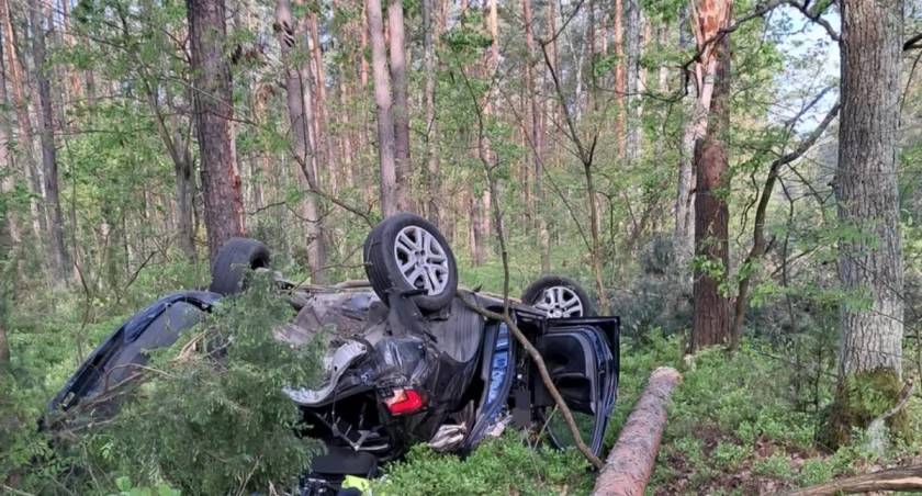Dramatyczny wypadek w Porębie. Młody kierowca zginął na miejscu 