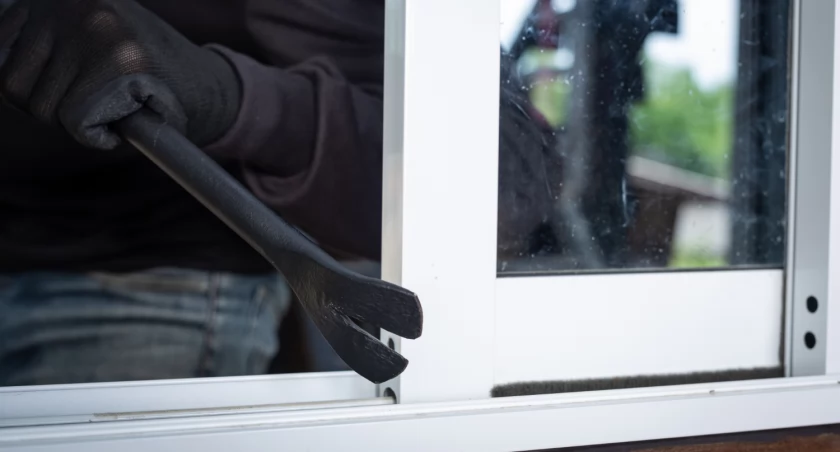 Przyłapany złodziej szarpał się z mieszkanką i zwiał. Policjanci ustalili jego tożsamość