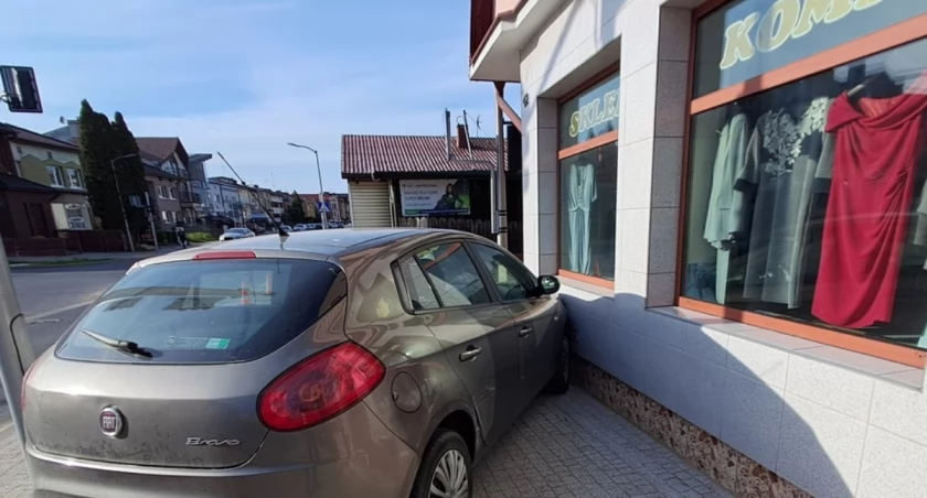  Zmyliła go zielona strzałka? Volkswagenem uderzył w fiata, a ten w budynek 