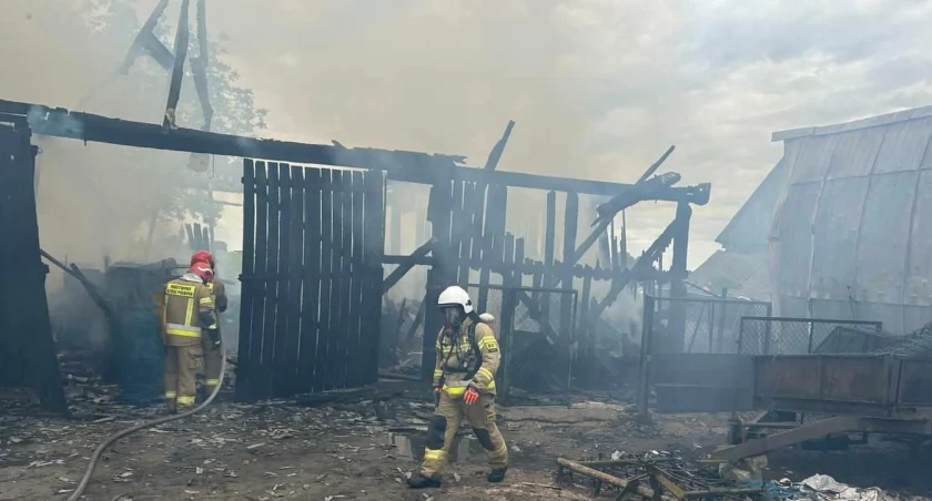 Pożar budynków gospodarczych. W akcji 11 pojazdów pożarniczych 