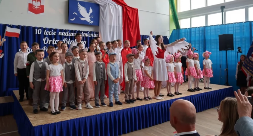 Rząśnik: Jubileusz 10-lecia nadania imienia SP w Komorowie