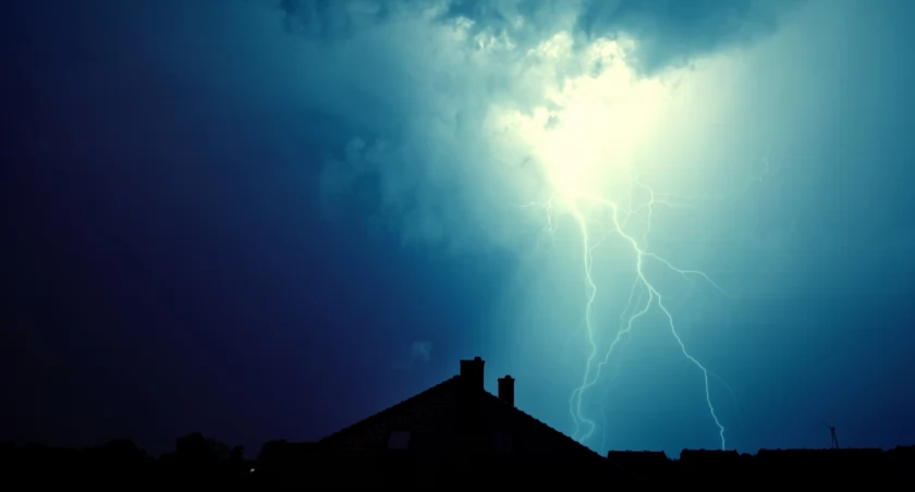 Idą burze. Nawet w domu warto zabezpieczyć się przed piorunami