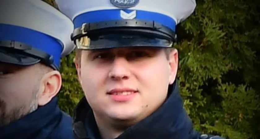 Mężczyzna leżał na chodniku. Uratował go wyszkowski policjant po służbie