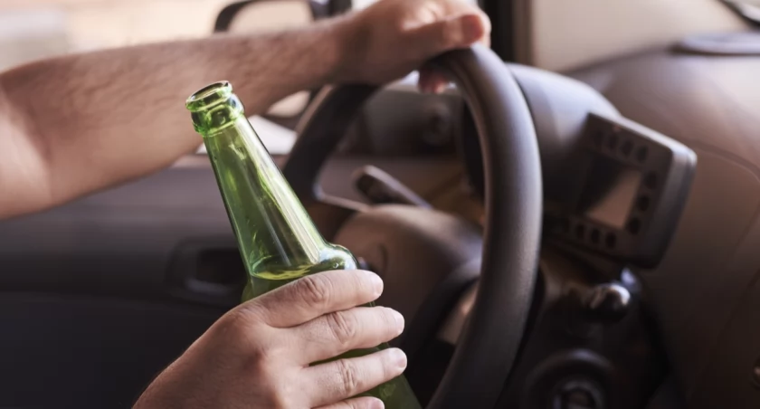 Półnagi pił alkohol na oczach przechodniów. Siedząc w nie swoim aucie