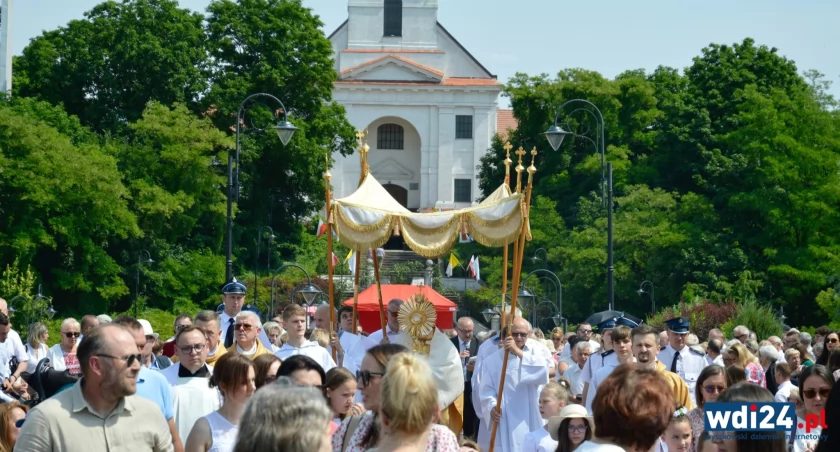Boże Ciało w Wyszkowie. W procesji przeszły tłumy wiernych [ZDJĘCIA]