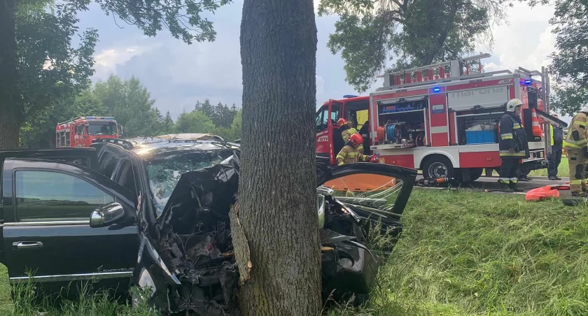 Tragedia na DK-62. Samochód z piątką pasażerów uderzył w drzewo