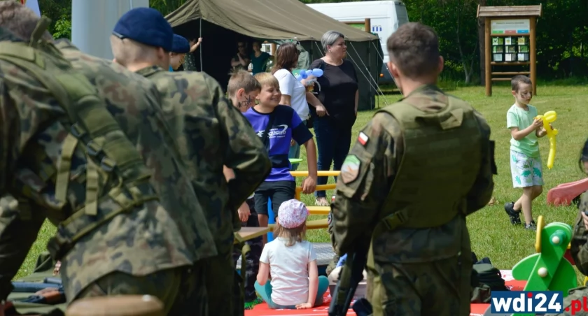 Po żołniersku, na wesoło. I w promieniach słońca