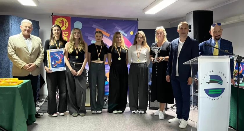 Medale dla I LO w Szkolnej Lidze Siatkówki. Dziewczęta pierwsze na podium