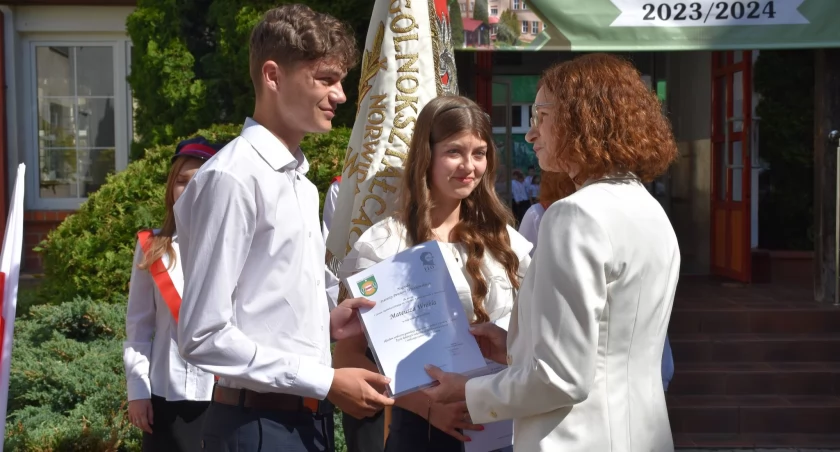 Uroczyste zakończenia roku w szkołach średnich. Przyznano nagrody i stypendia