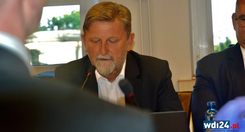Rada Powiatu zatwierdziła zwolnienie Adama Mroza