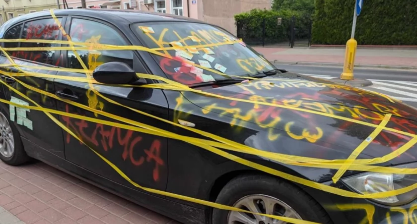 Ozdobiony epitetami i żeńskimi imionami. Ktoś mocno podpadł!