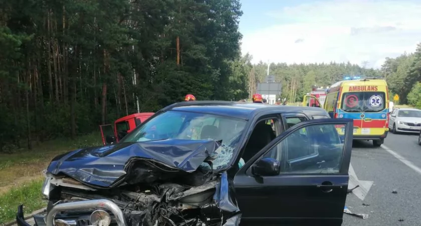 Zderzył się z ciężarówką. Ta wylądowała w rowie 