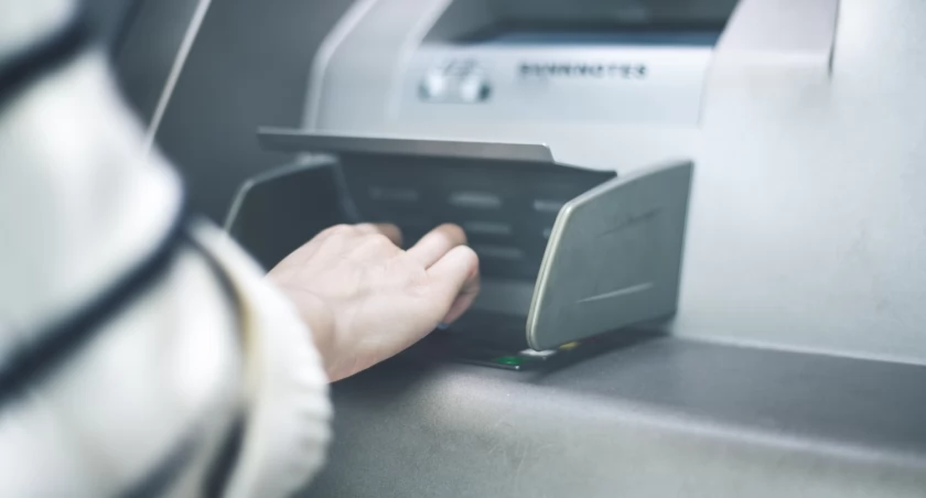 Chciała tylko pomóc siostrze. Padła ofiarą oszustów na blika