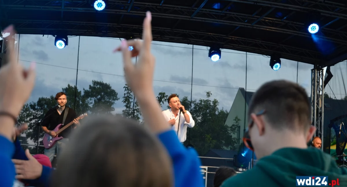 Wietrzny wieczór rozgrzany muzyką. Festyn Wesołe Lato z Disco Polo w Rząśniku