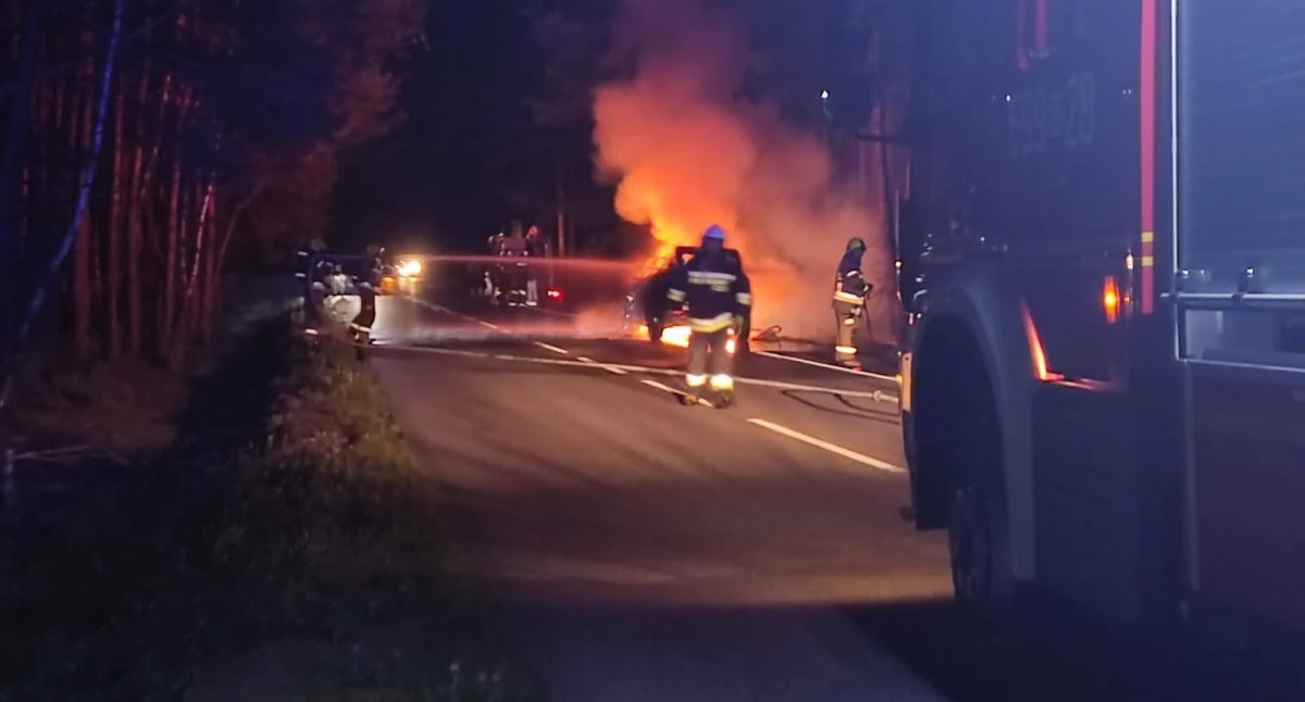 Nocna akcja strażaków. Auto stanęło w płomieniach