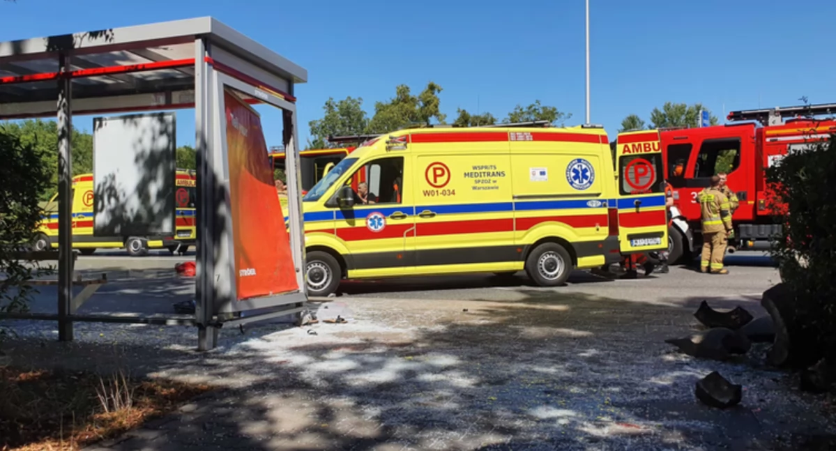 Wypadek w Warszawie: Kierowca wjechał w przystanek, jedna osoba zginęła