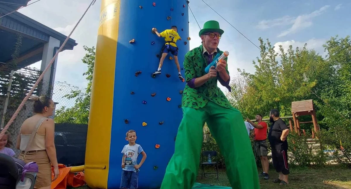 Rodzinnie na pikniku w Skuszewie. Byli nawet szczudlarze 