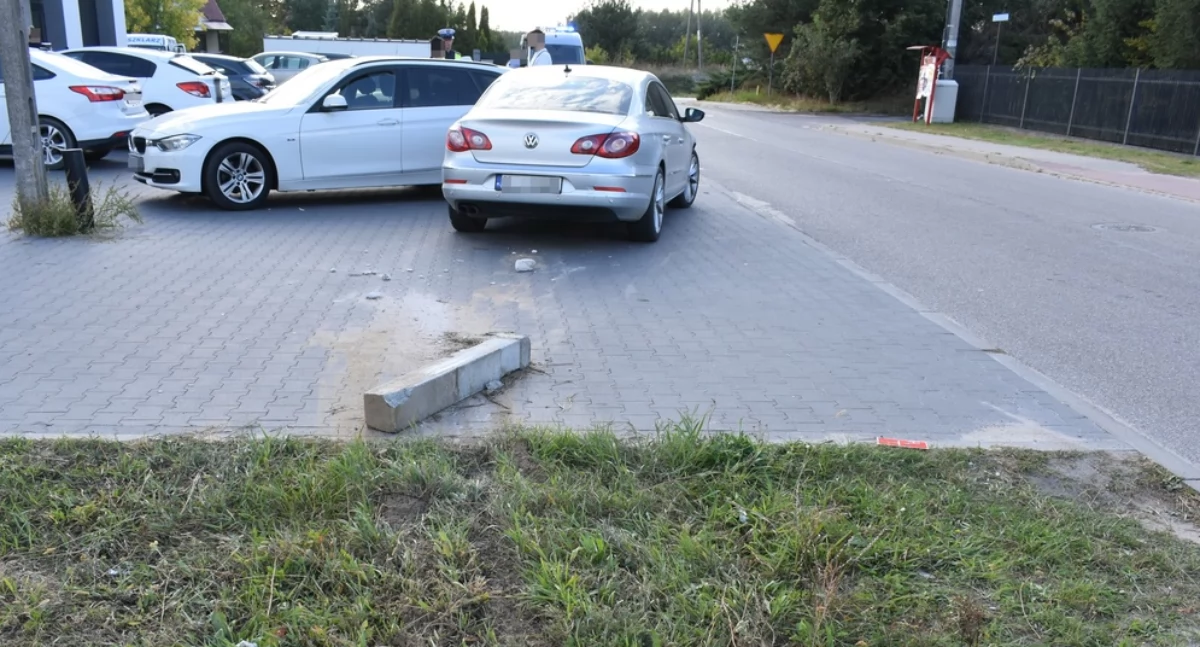 Skosił znak, słupek i uderzył w auto. Tuż przy przedszkolu 