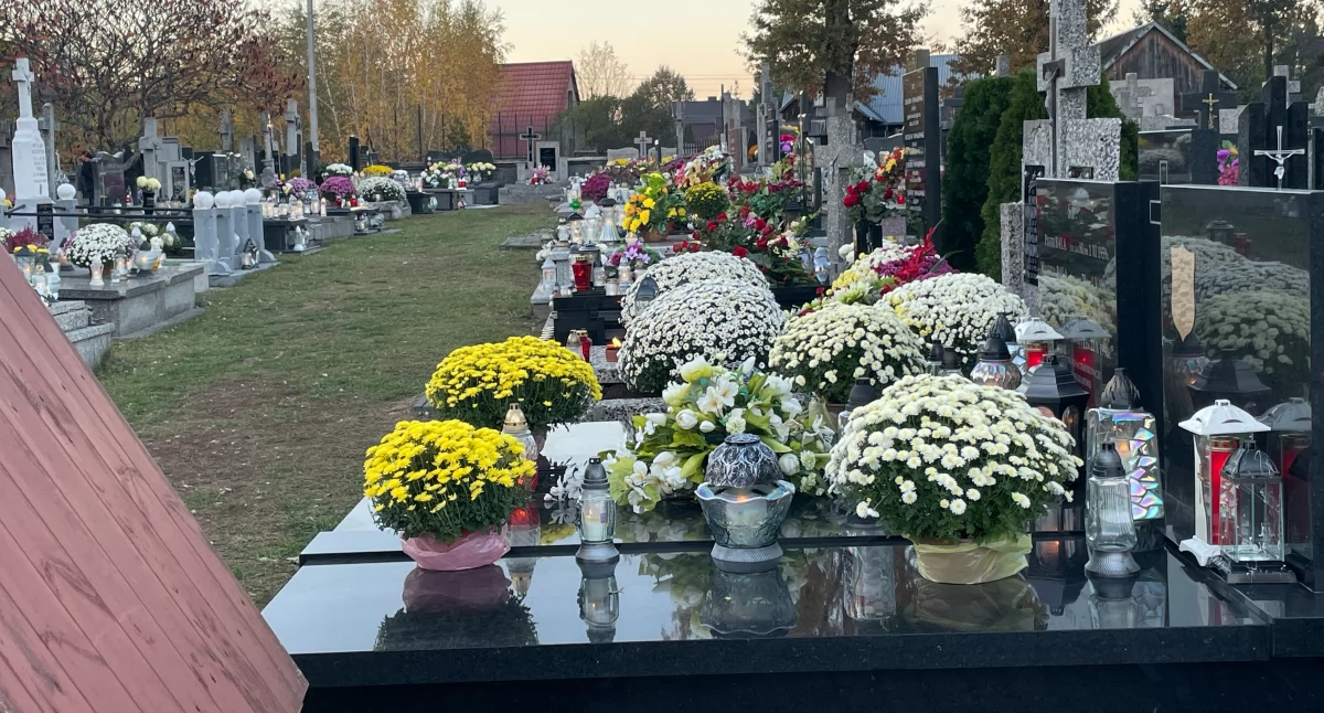 Zbliża się Wszystkich Świętych. Jaka metoda czyszczenia płyt nagrobnych jest najlepsza?