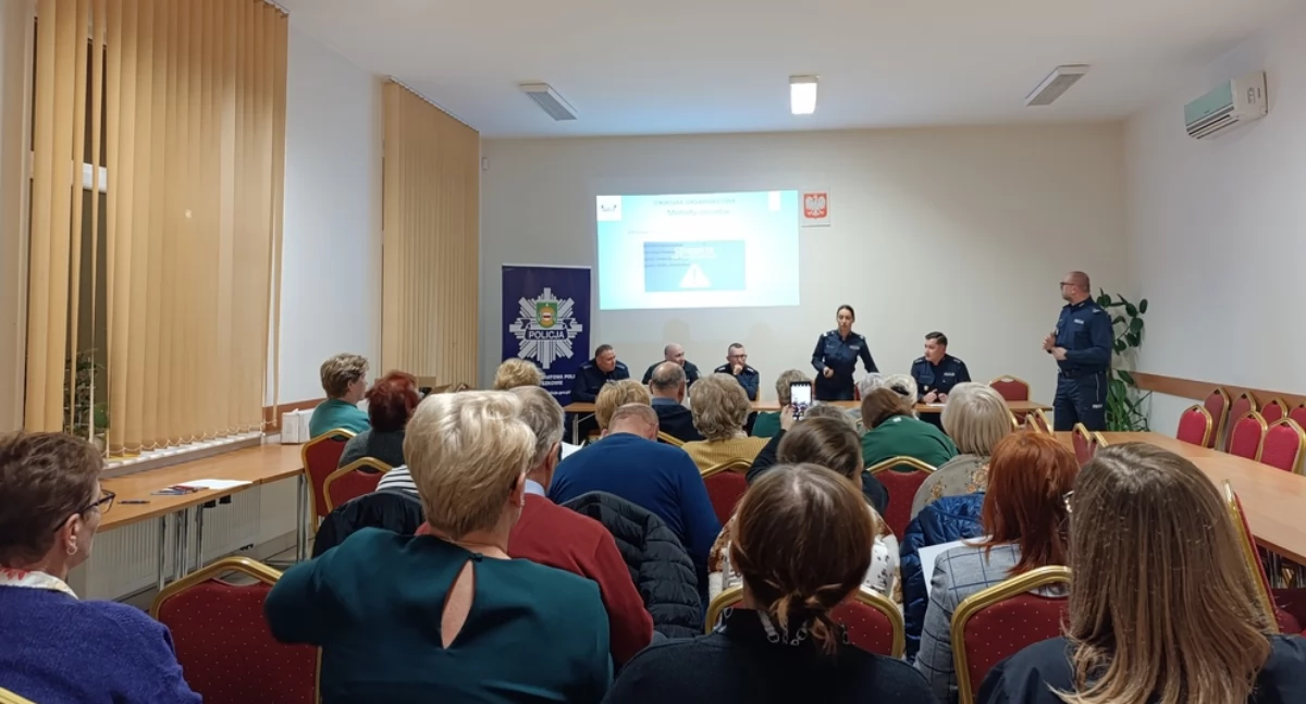Policjanci dla seniorów w gminie Zabrodzie 