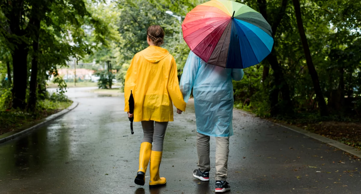 Jesienna pogoda rujnuje twój nastrój? Ekspert poleca... spacer w deszczu