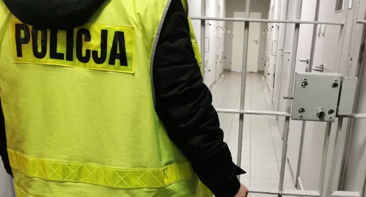 Szedł ulicą i klął. Trafił do celi 