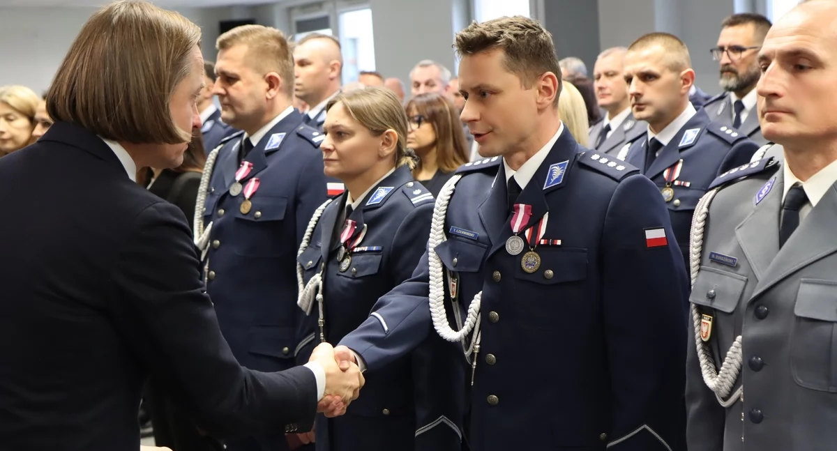Nadkomisarz Tomasz Czerwiński uhonorowany medalem za służbę