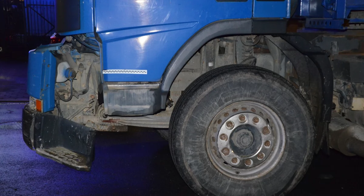 Zmieniając pas, zderzył się z ciężarówką. 12-letnia pasażerka trafiła do szpitala