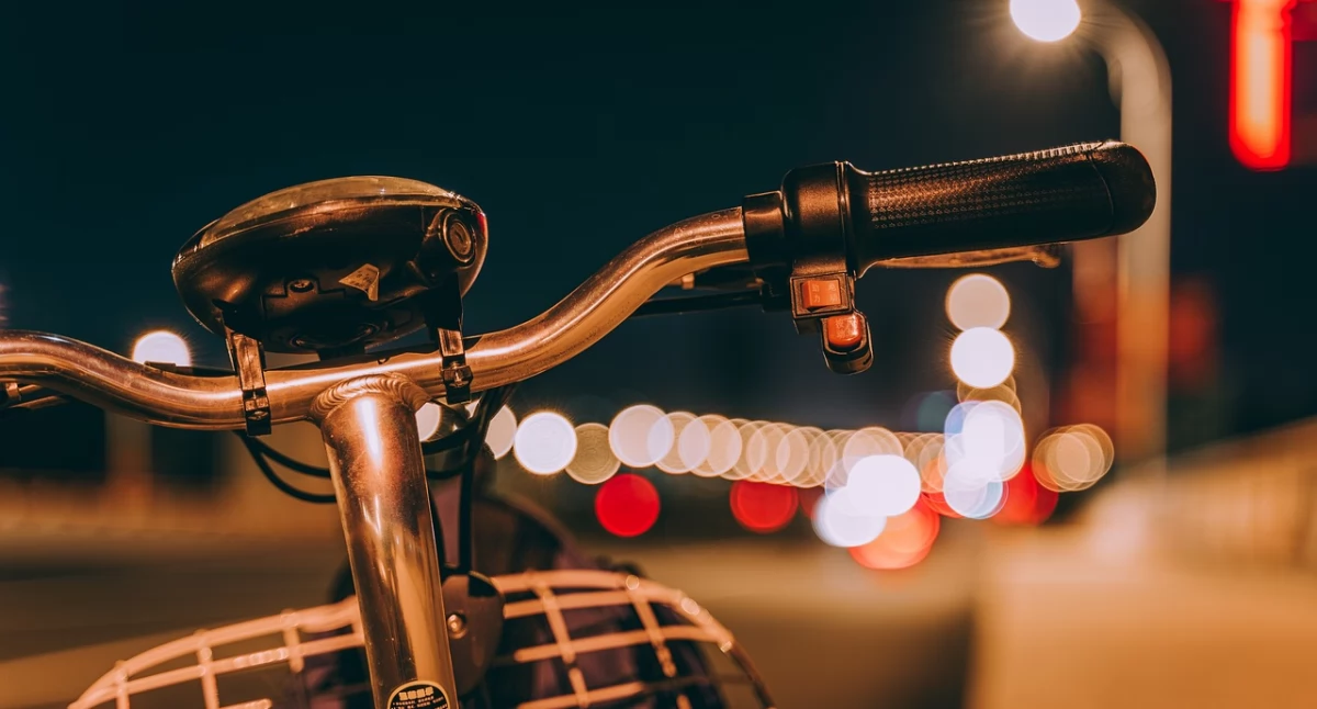 Rowerzysta wjechał pod koła osobówki. Był pijany 