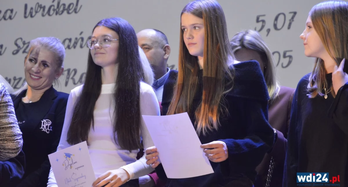JEDYNKA przyznała wyróżnienia w nauce i zachowaniu. W sumie to 99 uczniów [FOTO]