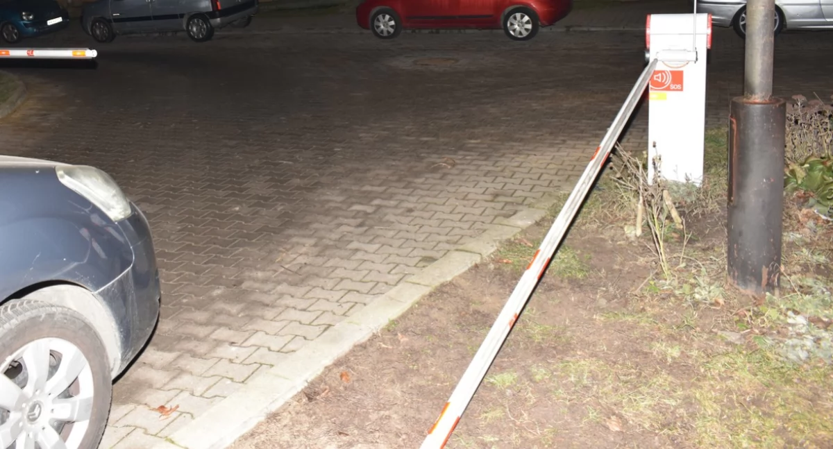 Pluł na pojazdy, kopał śmietniki. Potem zniszczył szlaban 
