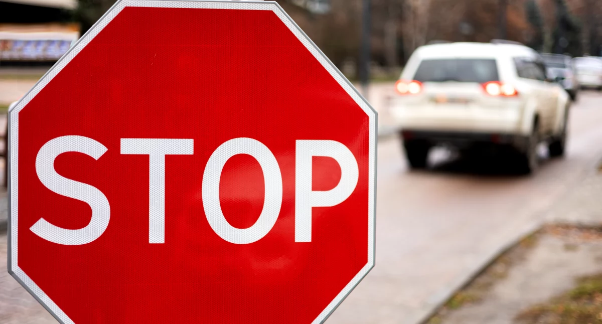 Wpadł, bo zignorował znak STOP. Zapadł natychmiastowy wyrok sądu  