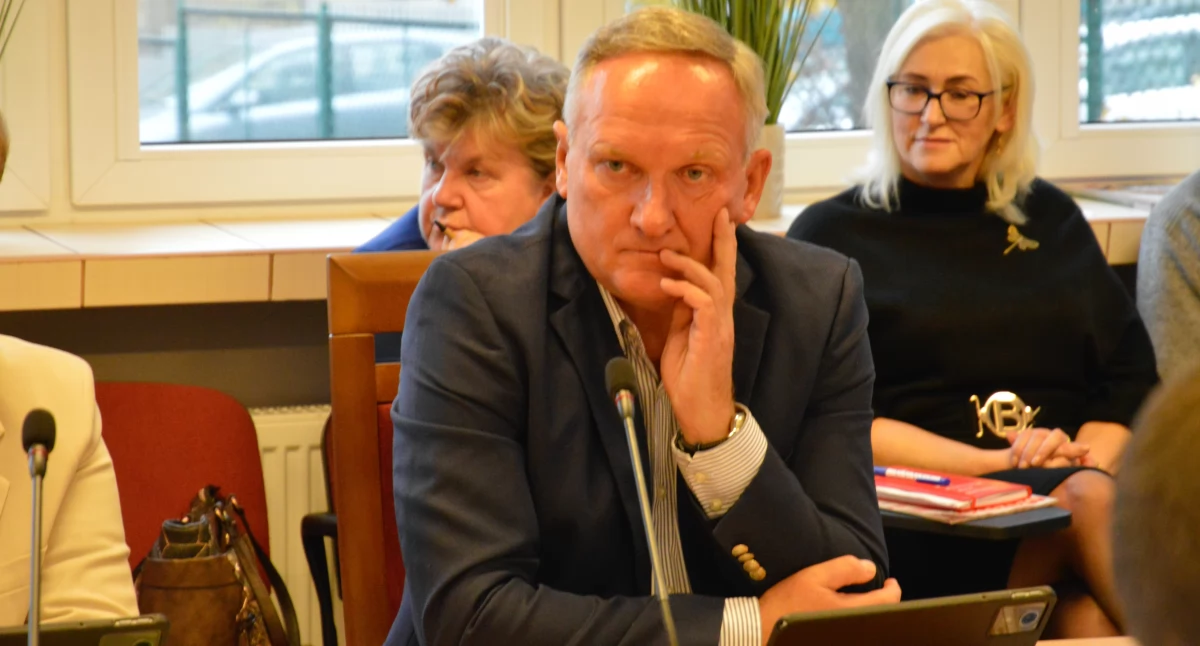 Czy miasto powinno wstrzymać budowę dróg i przeznaczyć środki na szkoły? Radni debatowali