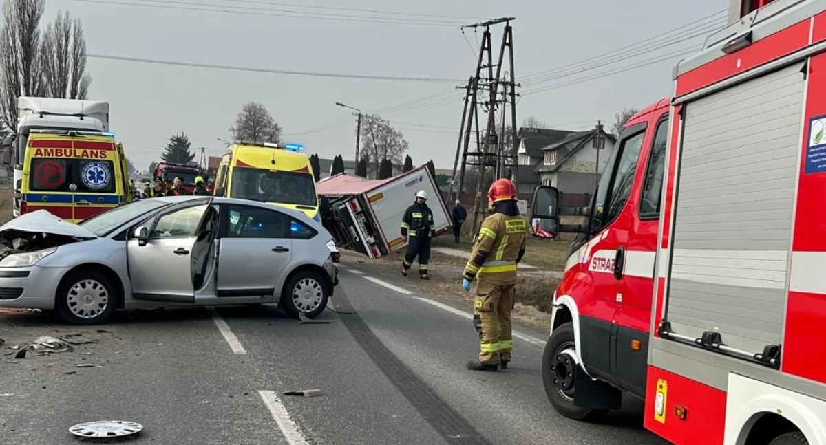 Wypadek na DK 62 w Somiance – zderzenie trzech aut i ciężarówki [FOTO]