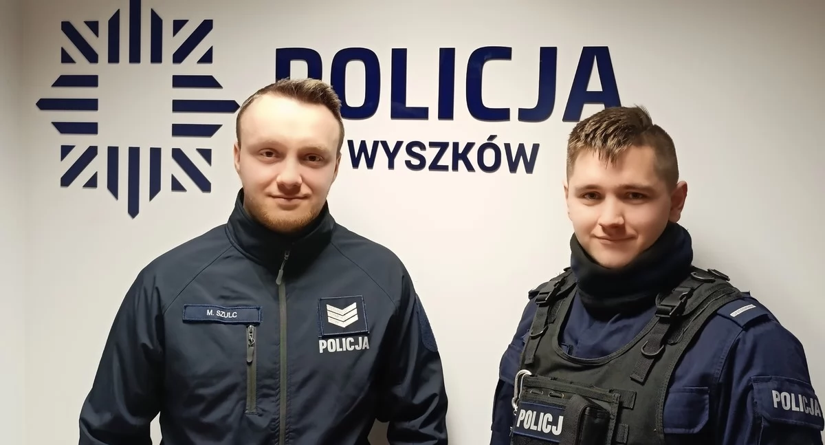 47-latek siedział na chodniku i tracił siły. Mundurowi nie zawahali się ani chwili
