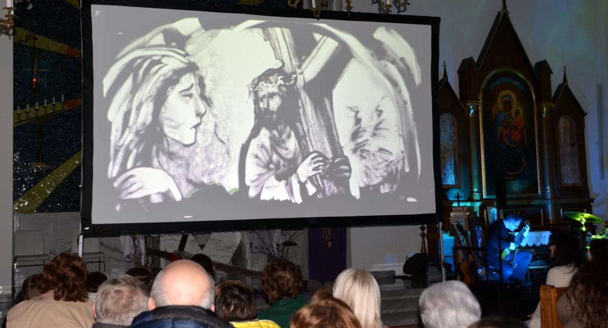 Obrazy malowane piaskiem i muzyką. W Rząśniku odbył się artystyczny koncert pasyjny